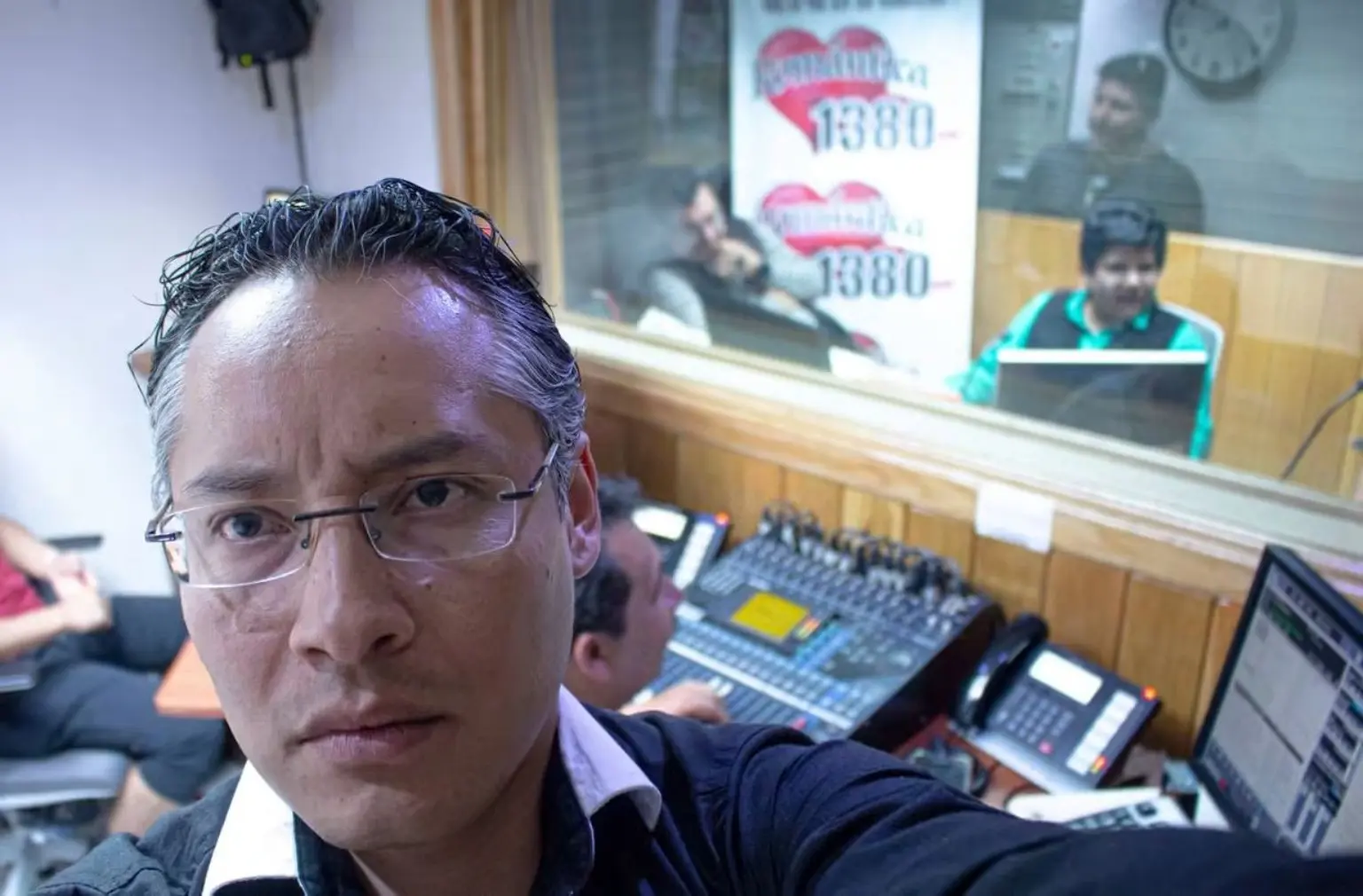 Daniel Canales durante una conversación en radio
