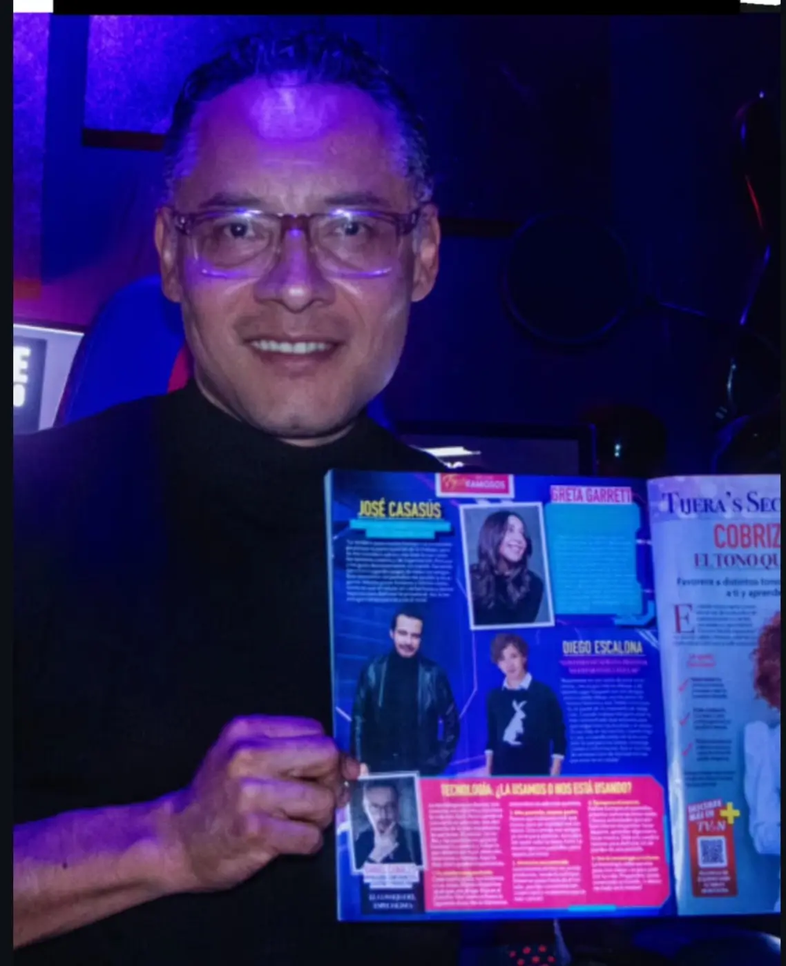 Daniel Canales mostrando su colaboración publicada